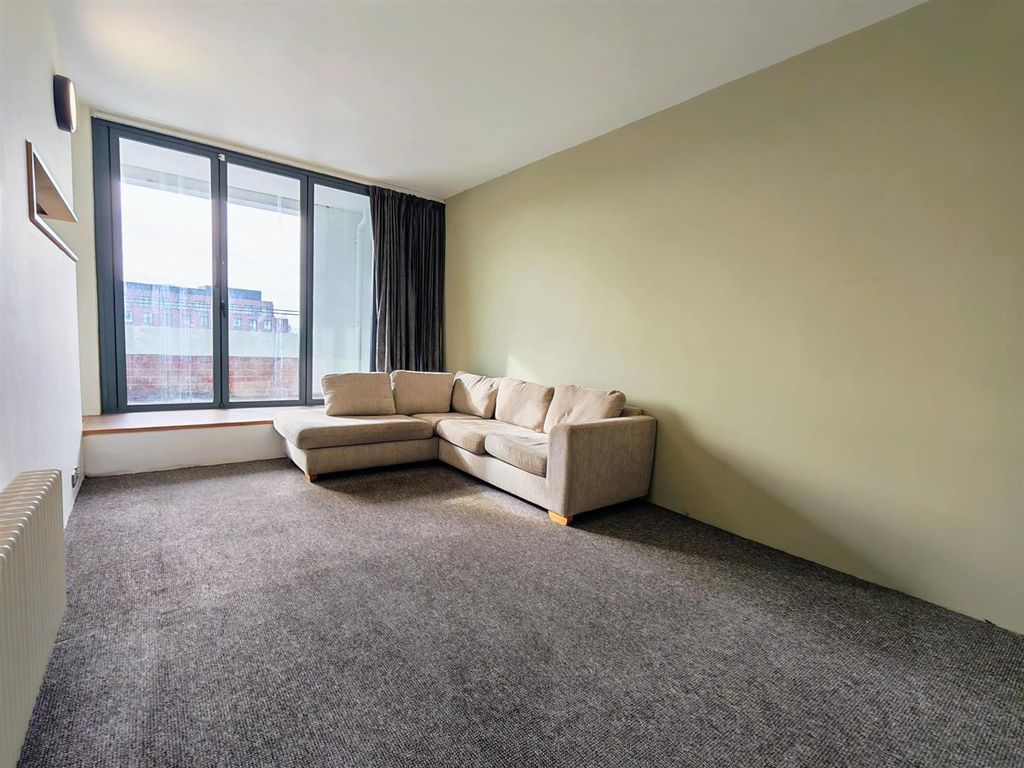 Property photo 1 of 17 Living Room