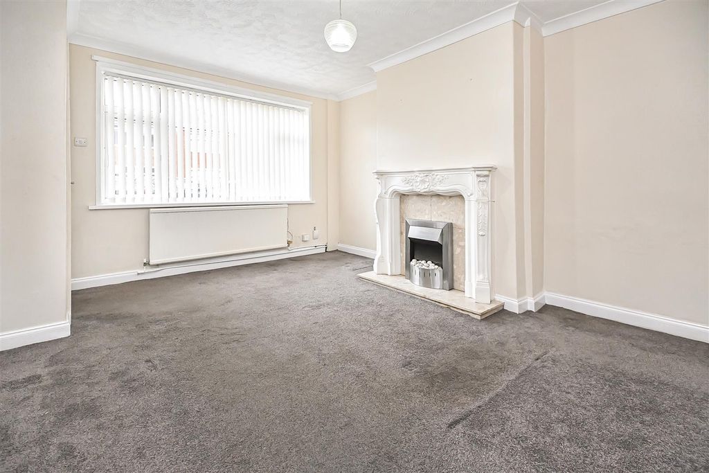 Property photo 3 of 26 18 Eva Street Lounge (2).Jpg