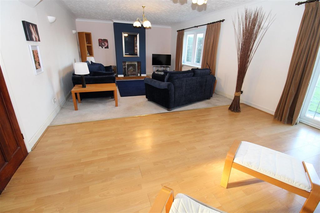 Property photo 2 of 32 Lounge.Jpg