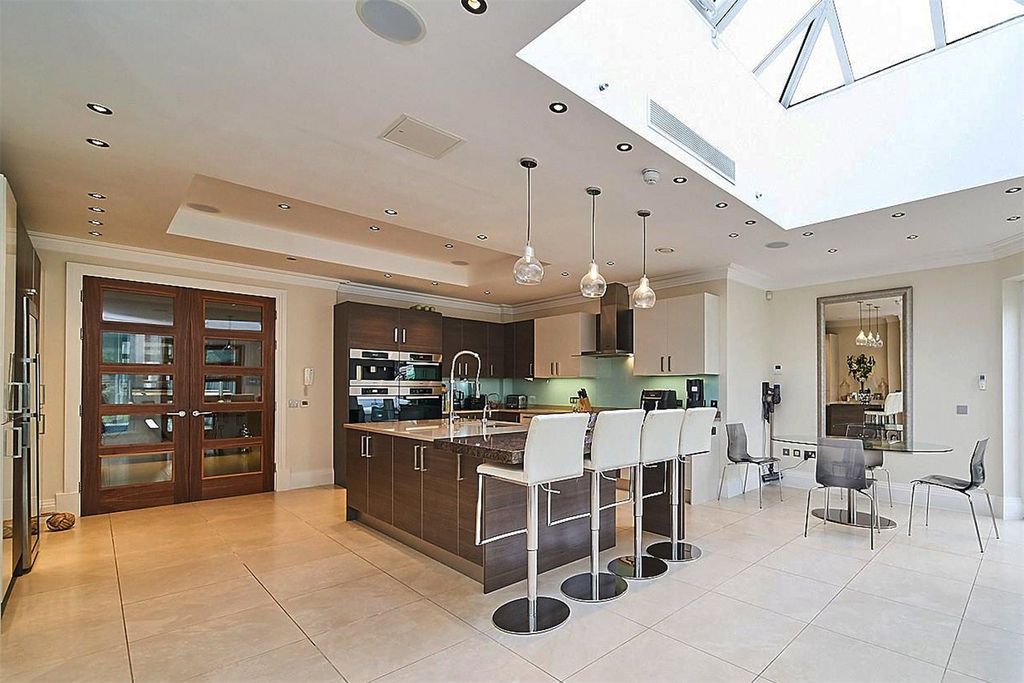 Property photo 3 of 24 Kitchen/Breakfast