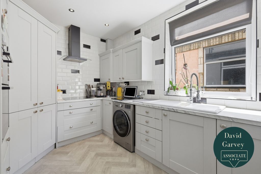 Property photo 2 of 16 Modern Fitted Kitchen
