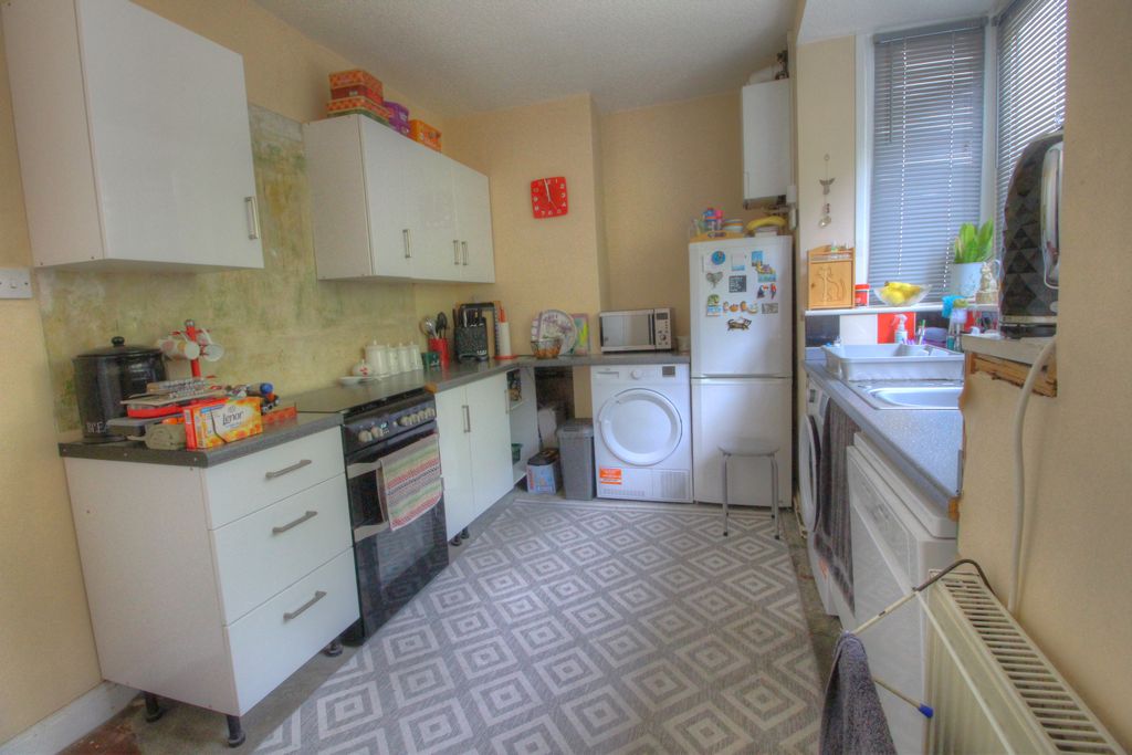 Property photo 3 of 8 Kitchen 1