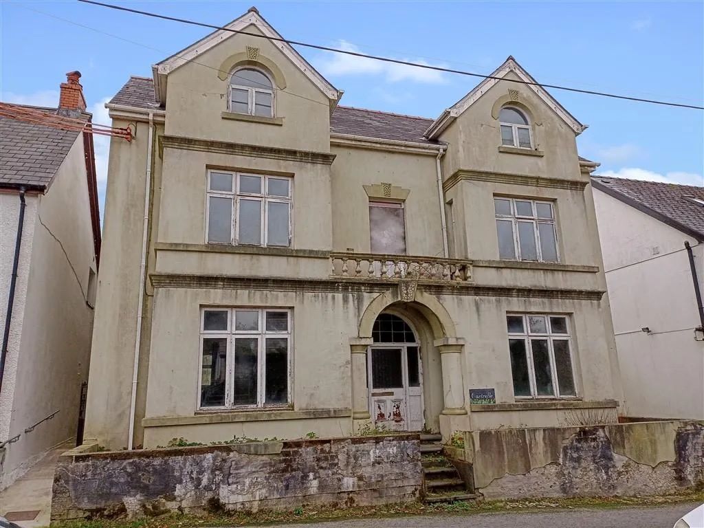 Property photo 1 of 12