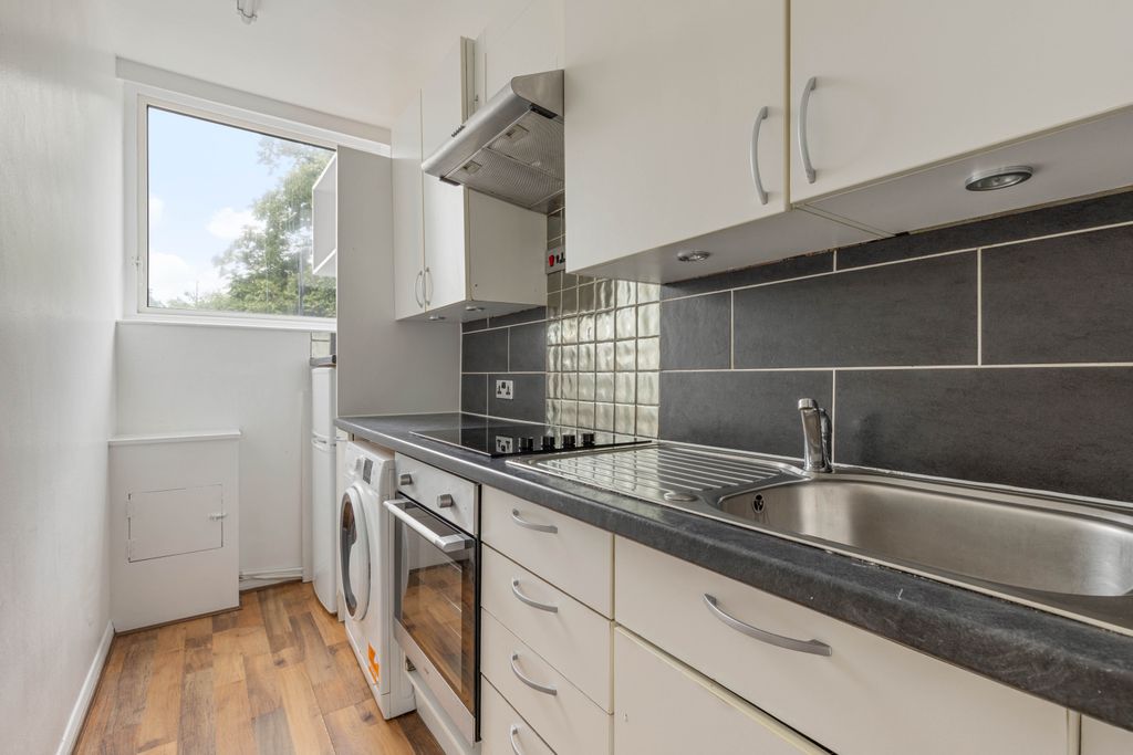 Property photo 3 of 6 12 Everest Court, Se25 - 8