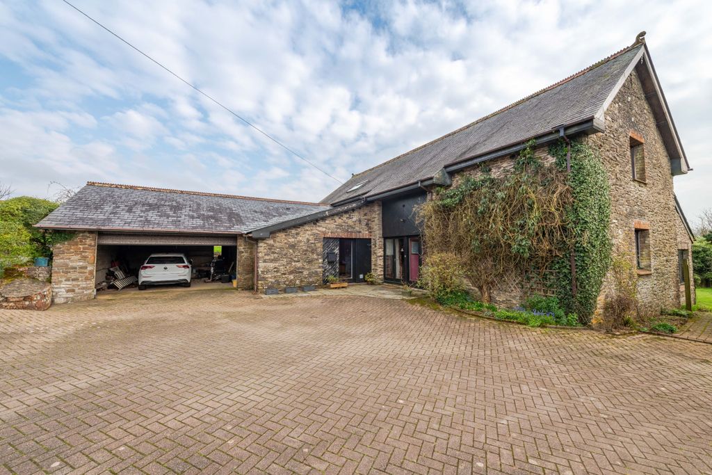 Property photo 2 of 33