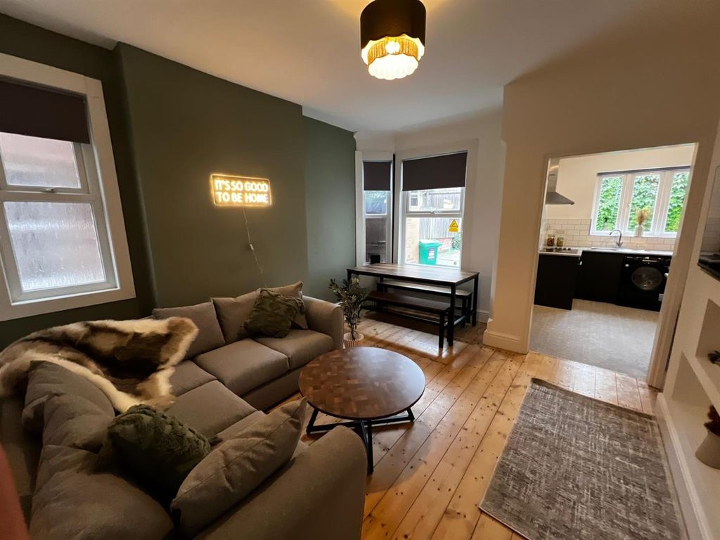 Property photo 3 of 13 6_Dunlop_Avenue_02.Jpg