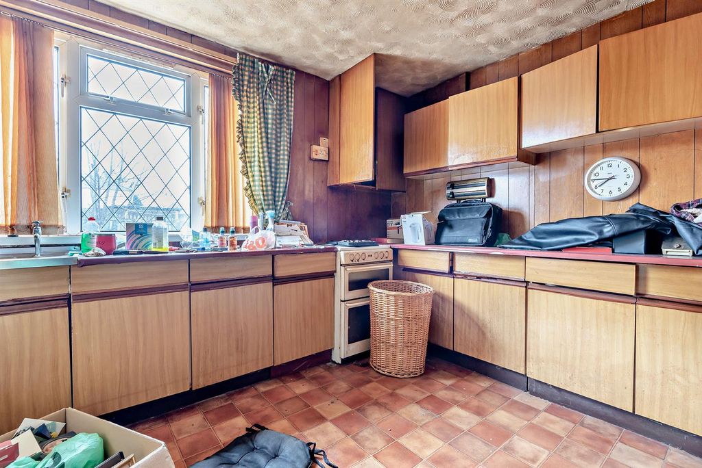 Property photo 2 of 10 8676504-Interior03-800.Jpg