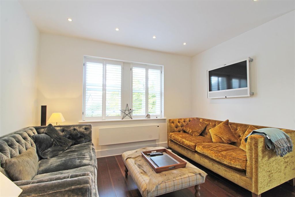 Property photo 3 of 11