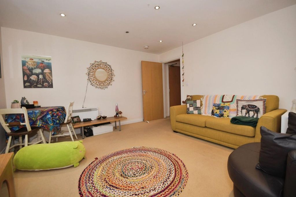 Property photo 3 of 12 Lounge 04.Jpg