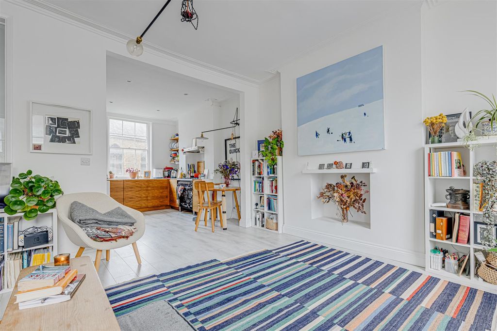 Property photo 2 of 21 Amwell Street (5).Jpg