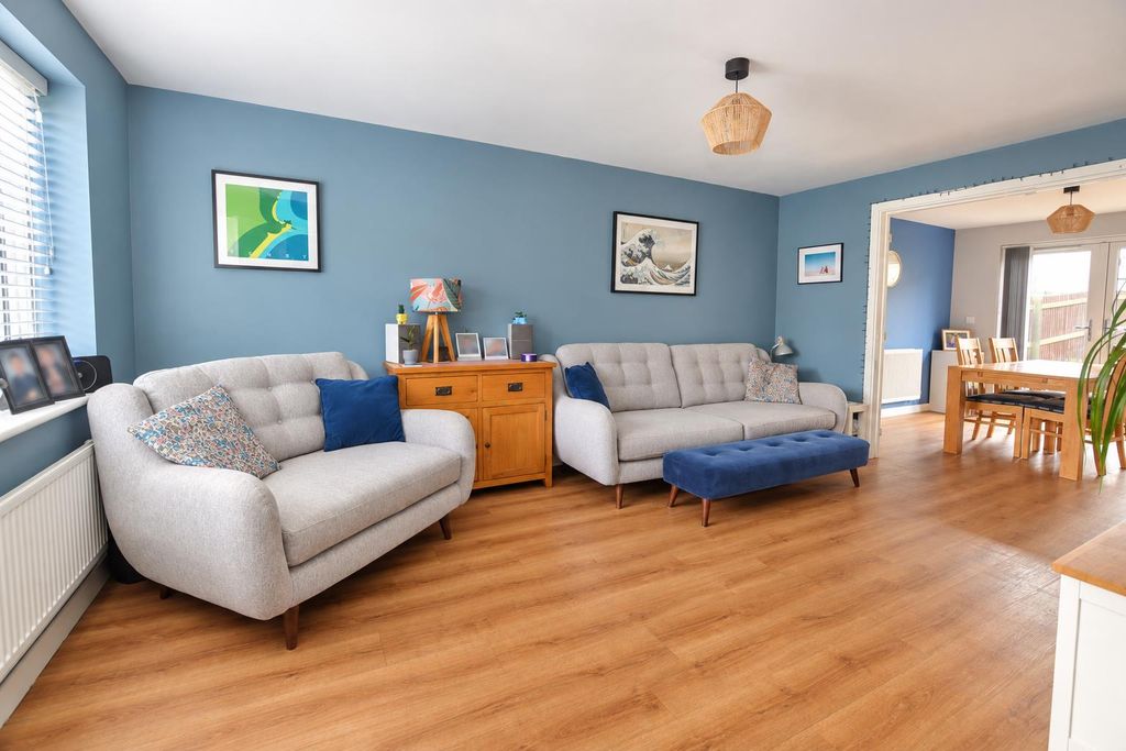 Property photo 3 of 19 Lounge