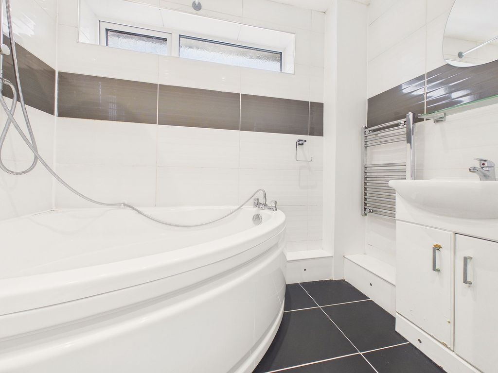 Property photo 3 of 8 Bathroom