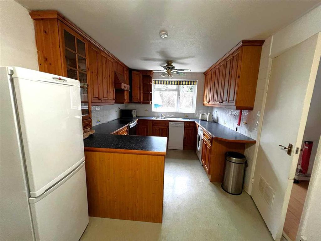 Property photo 3 of 10 Kitchen