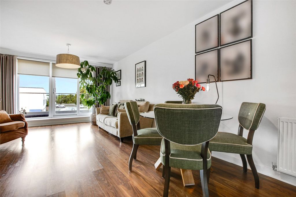 Property photo 2 of 18 Lounge