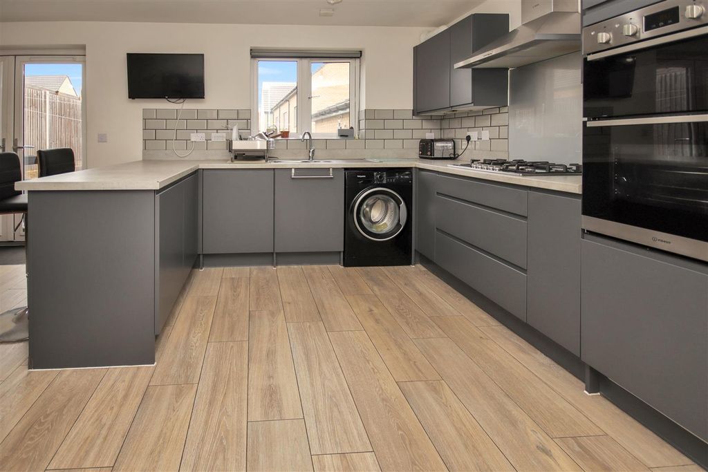 Property photo 3 of 16 Kitchen B.Jpg
