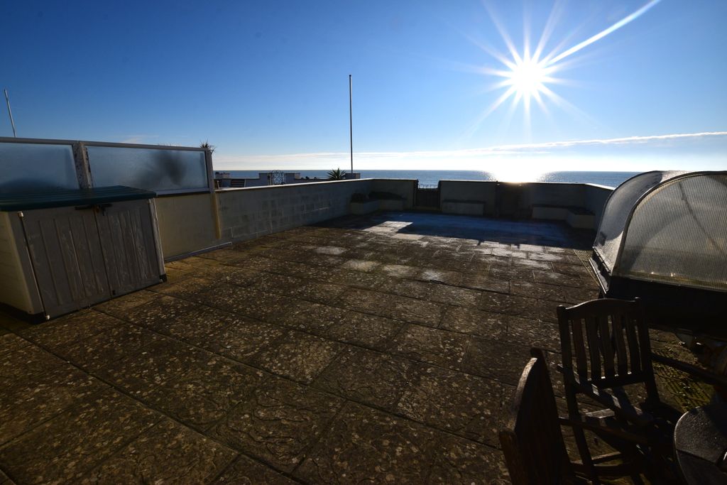 Property photo 3 of 25 Beachside Garden