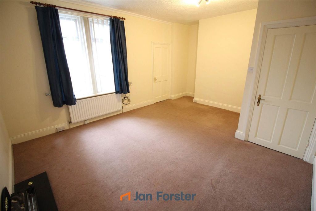 Property photo 2 of 8 Lounge