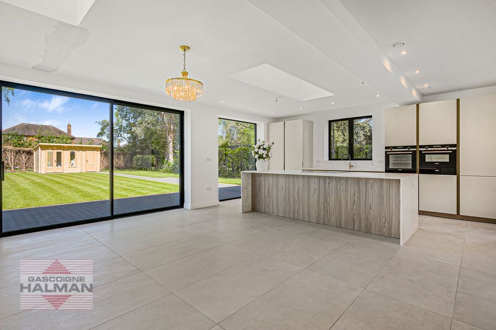 Property photo 2 of 36