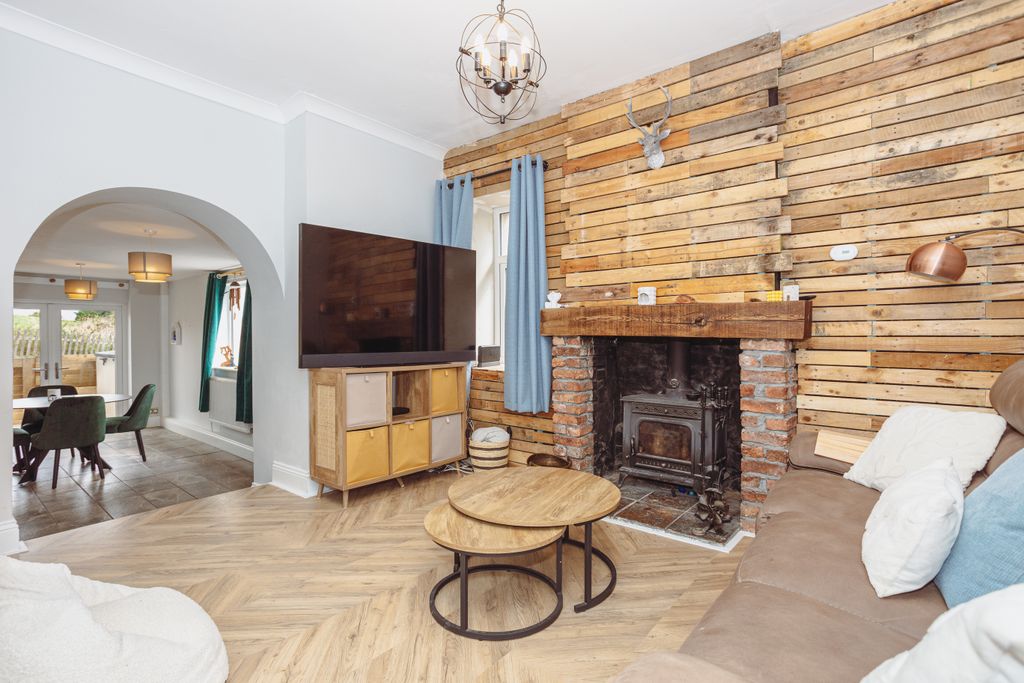 Property photo 3 of 30 Lounge &amp; Dining Areas