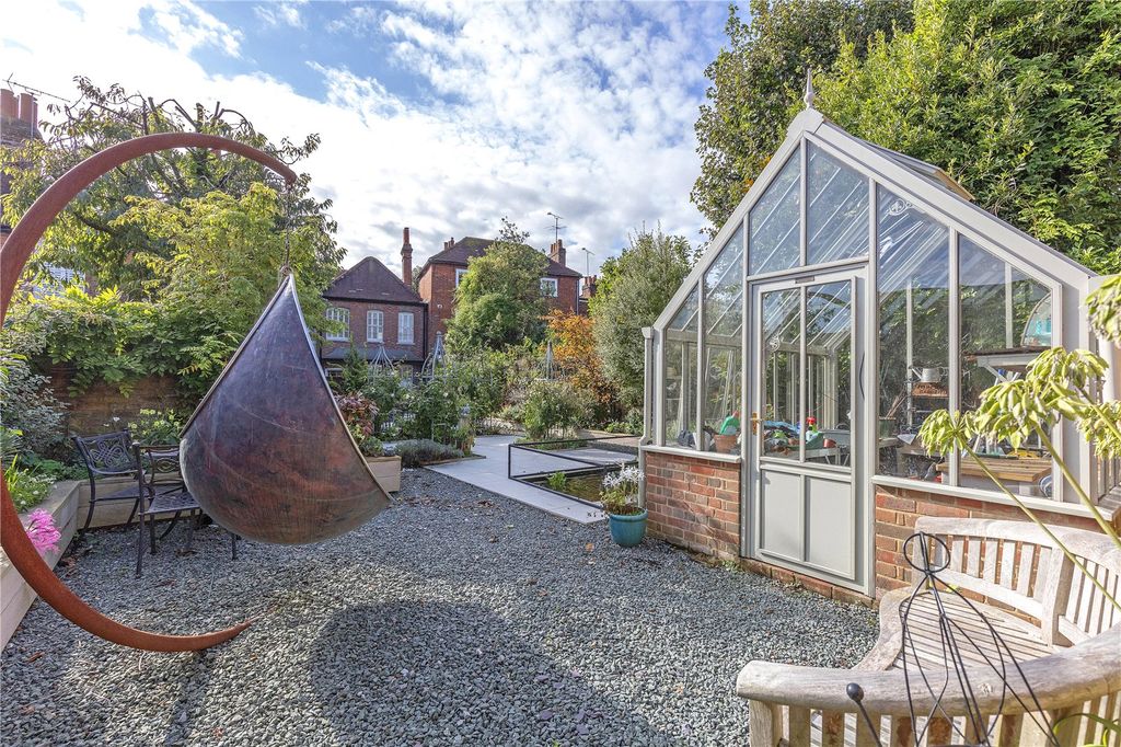 Property photo 2 of 55 Landscaped Garden