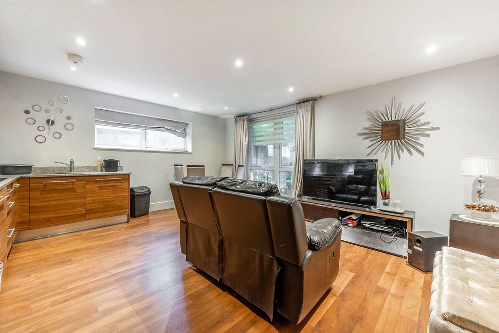 Property photo 2 of 8