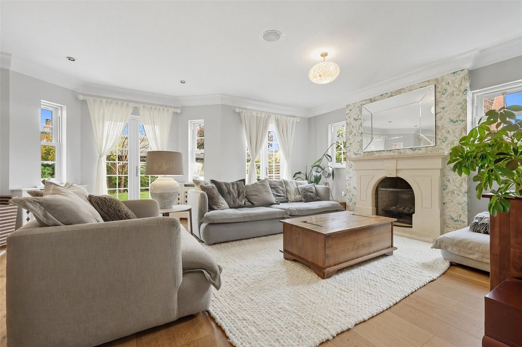 Property photo 3 of 18 Sitting Room