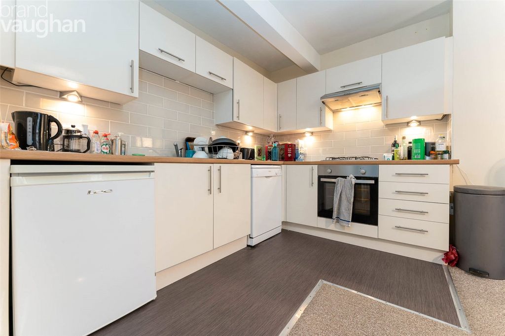 Property photo 3 of 6 Kitchen