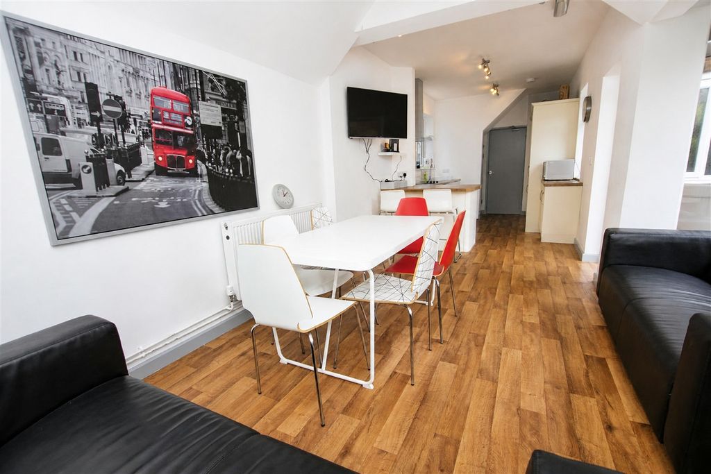 Property photo 1 of 16 Approach