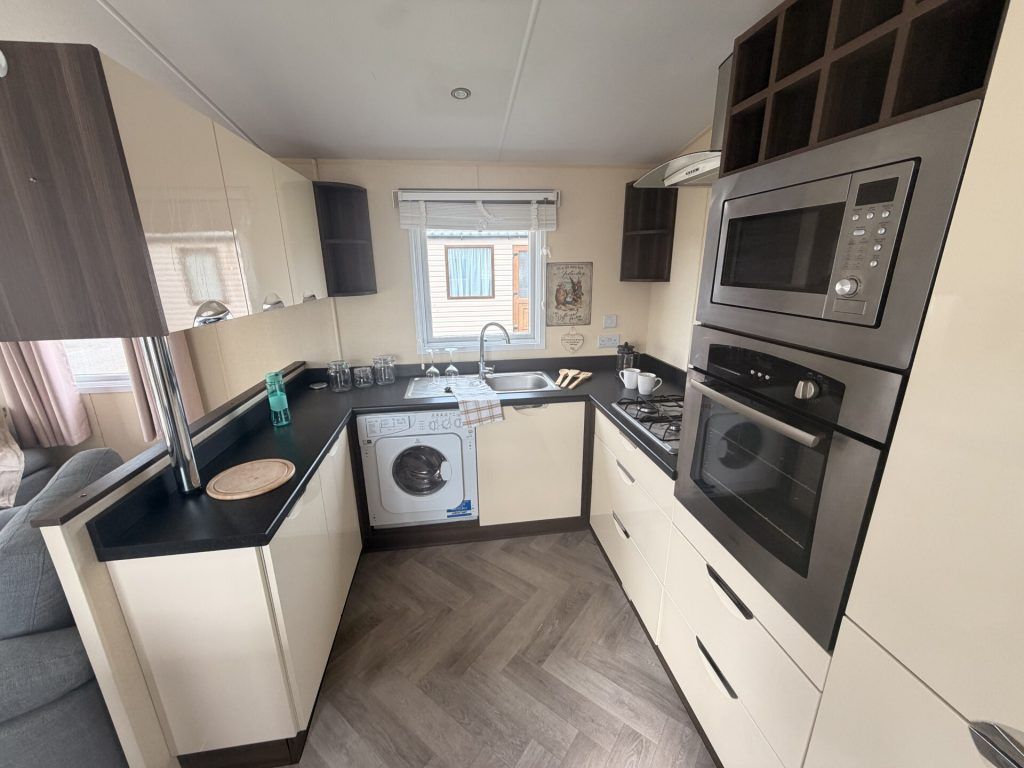Property photo 2 of 6 Kitchen