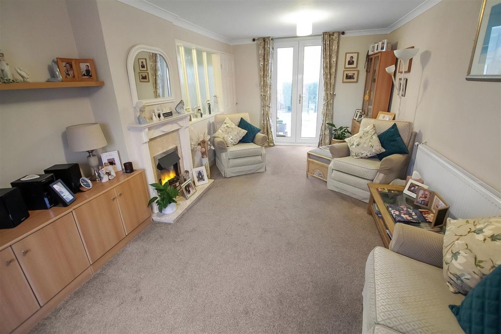 Property photo 3 of 19 Living Room