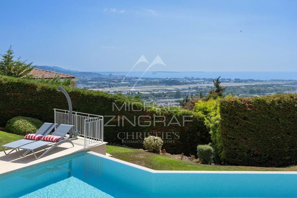 Property photo 1 of 10 Elegant Sea-View Property In A Private Gated Estate