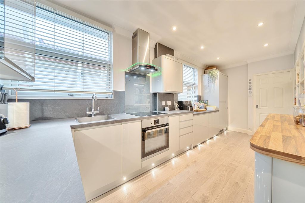 Property photo 2 of 18 Kitchen