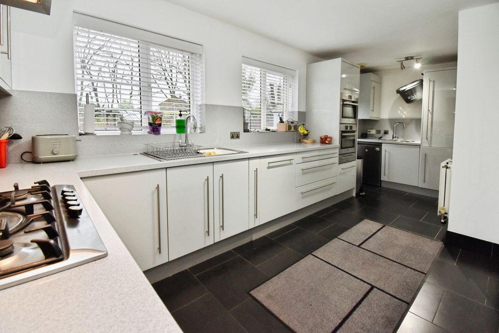 Property photo 3 of 18 Kitchen