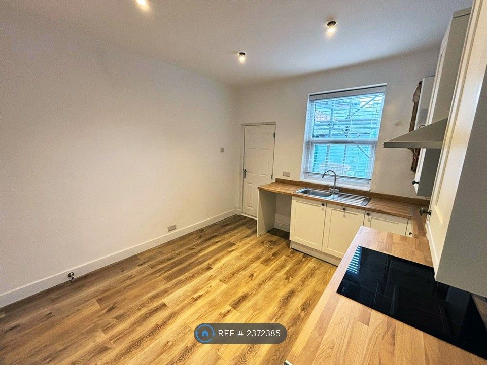 Property photo 3 of 27 Kitchen