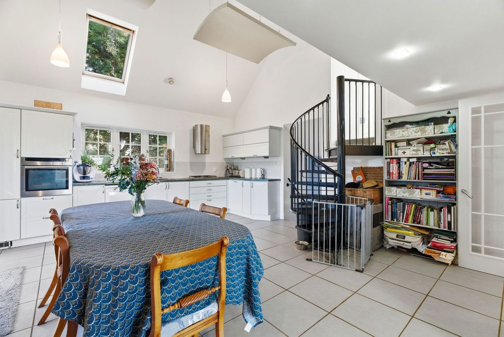 Property photo 3 of 25