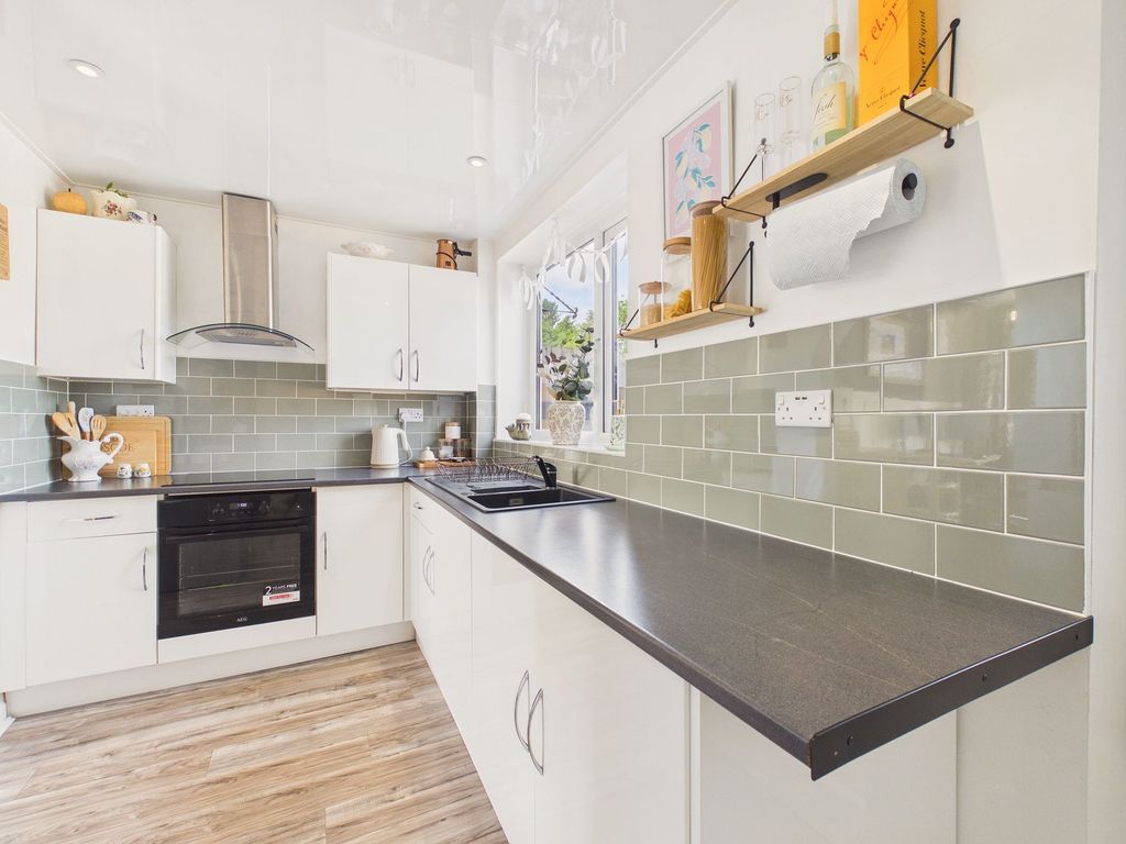 Property photo 3 of 12 Kitchen