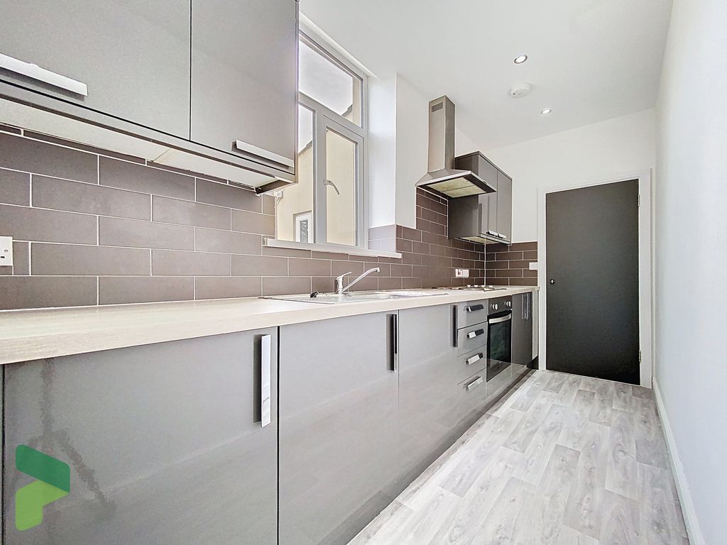 Property photo 1 of 18 Fitted Kitchen