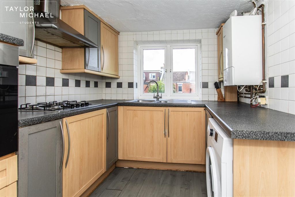 Property photo 2 of 20 Kitchen