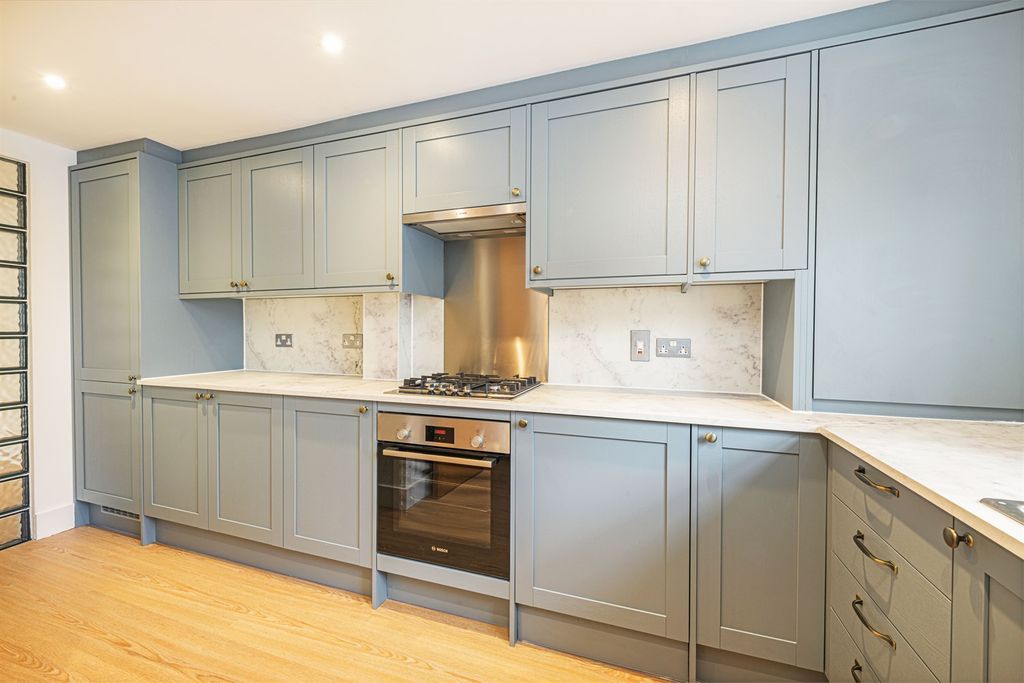 Property photo 2 of 12 Kitchen 2