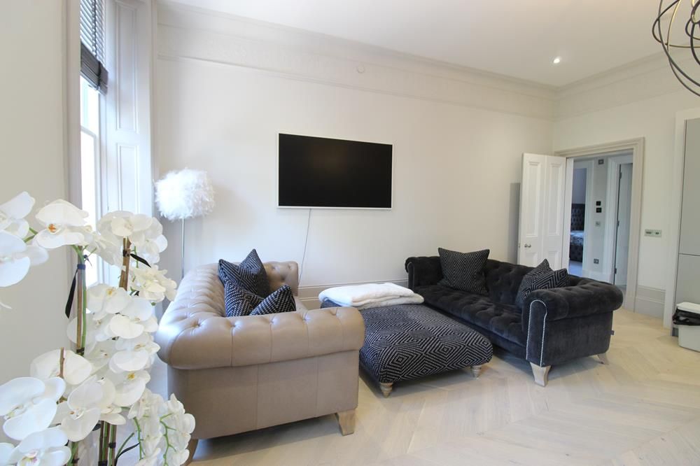 Property photo 3 of 13 Lounge 3