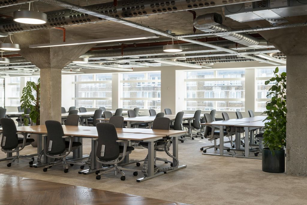 Property photo 3 of 16 7th Floor - Fitted & Furnished