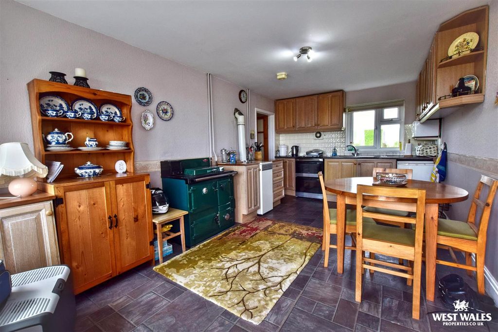 Property photo 3 of 31 Kitchen