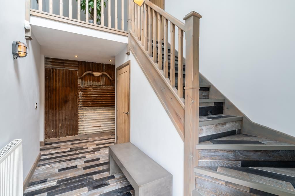 Property photo 3 of 35 Entrance Hall