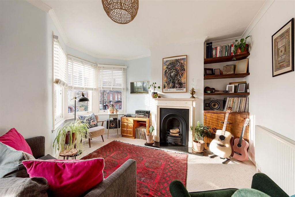 Property photo 2 of 32 Bloxhall Road, E10