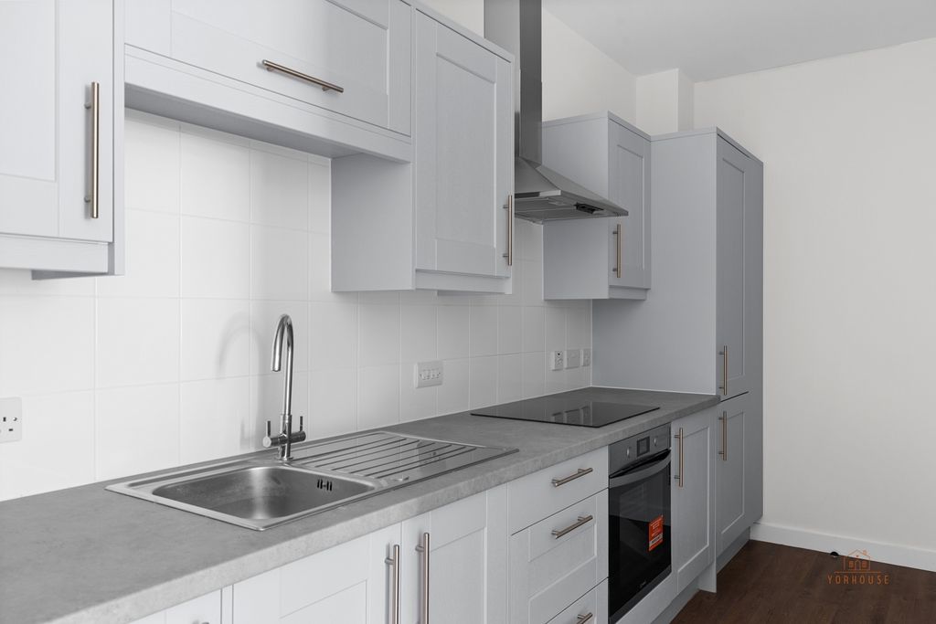 Property photo 2 of 10 32 Holgate Park Drive 0084-1504