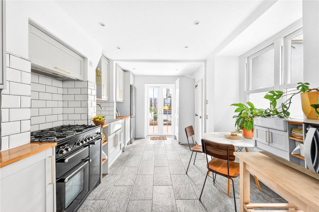 Property photo 2 of 17 Picture No. 11