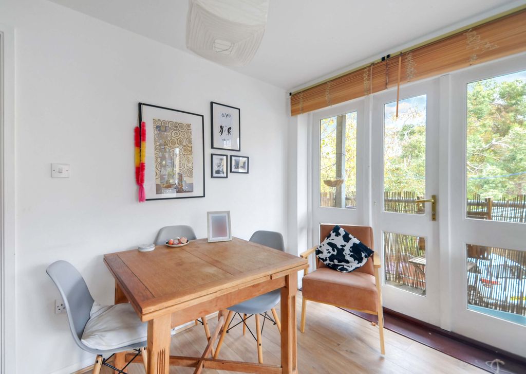 Property photo 2 of 13 Lounge (12).Jpg