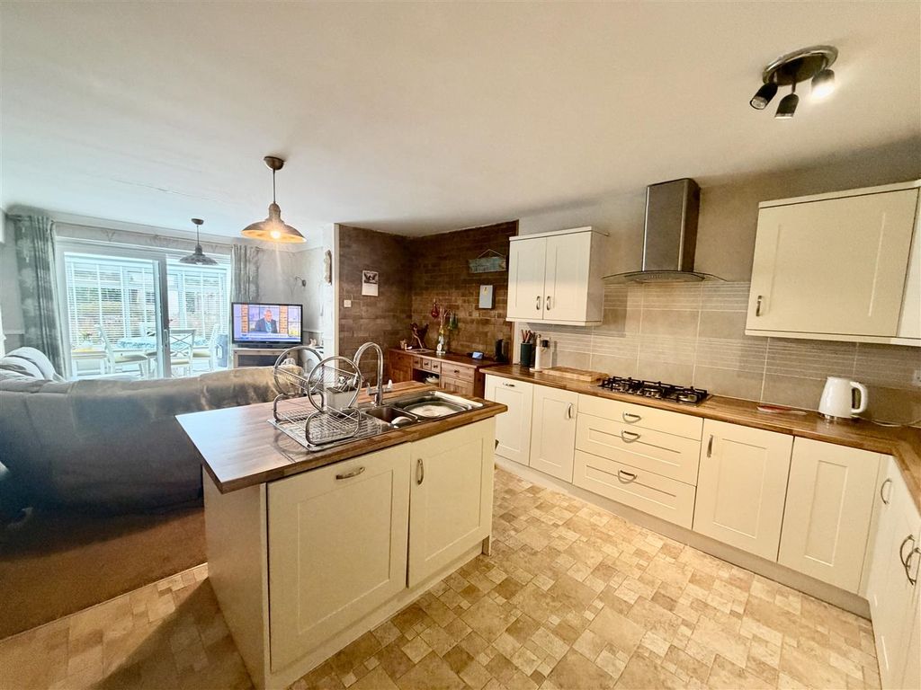 Property photo 2 of 16 Kitchen Diner Living Space