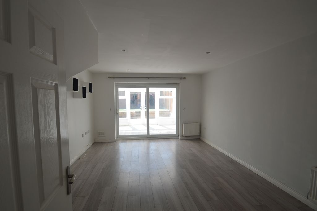 Property photo 3 of 10 Lounge