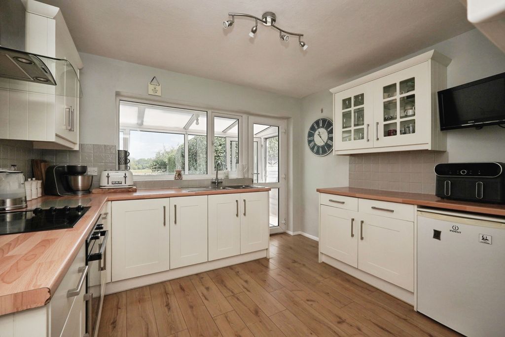 Property photo 2 of 24 Kitchen